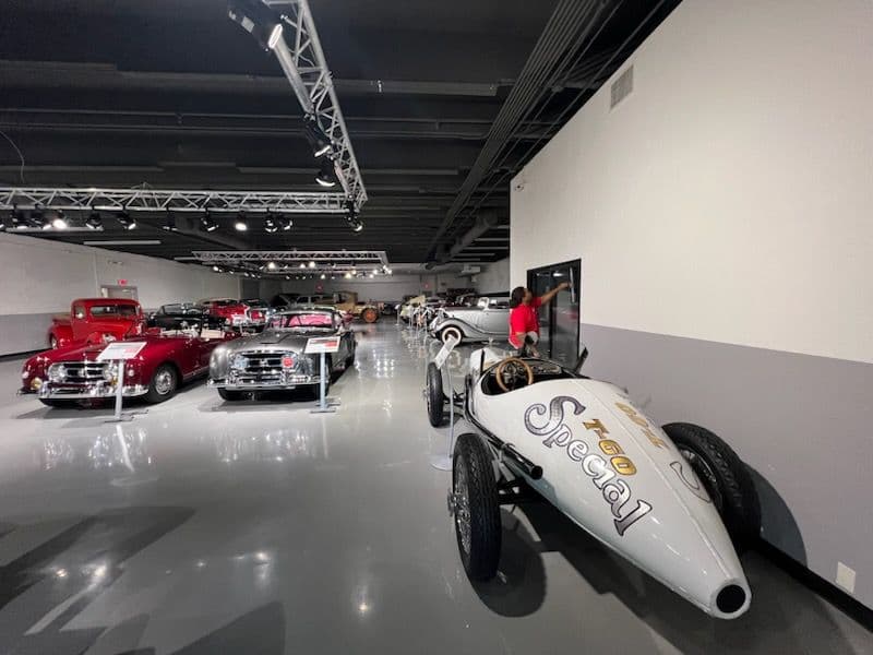 Gallery photos for Spotless Spaces for Classic Cars Enthusiasts: Image #3